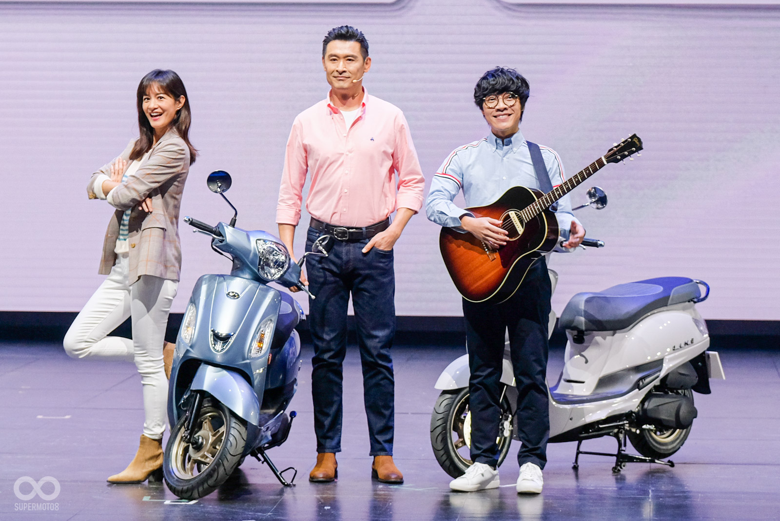 光陽集團董事長 柯勝峯,與雙代言人 盧廣仲、Janet一同揭曉今天新車