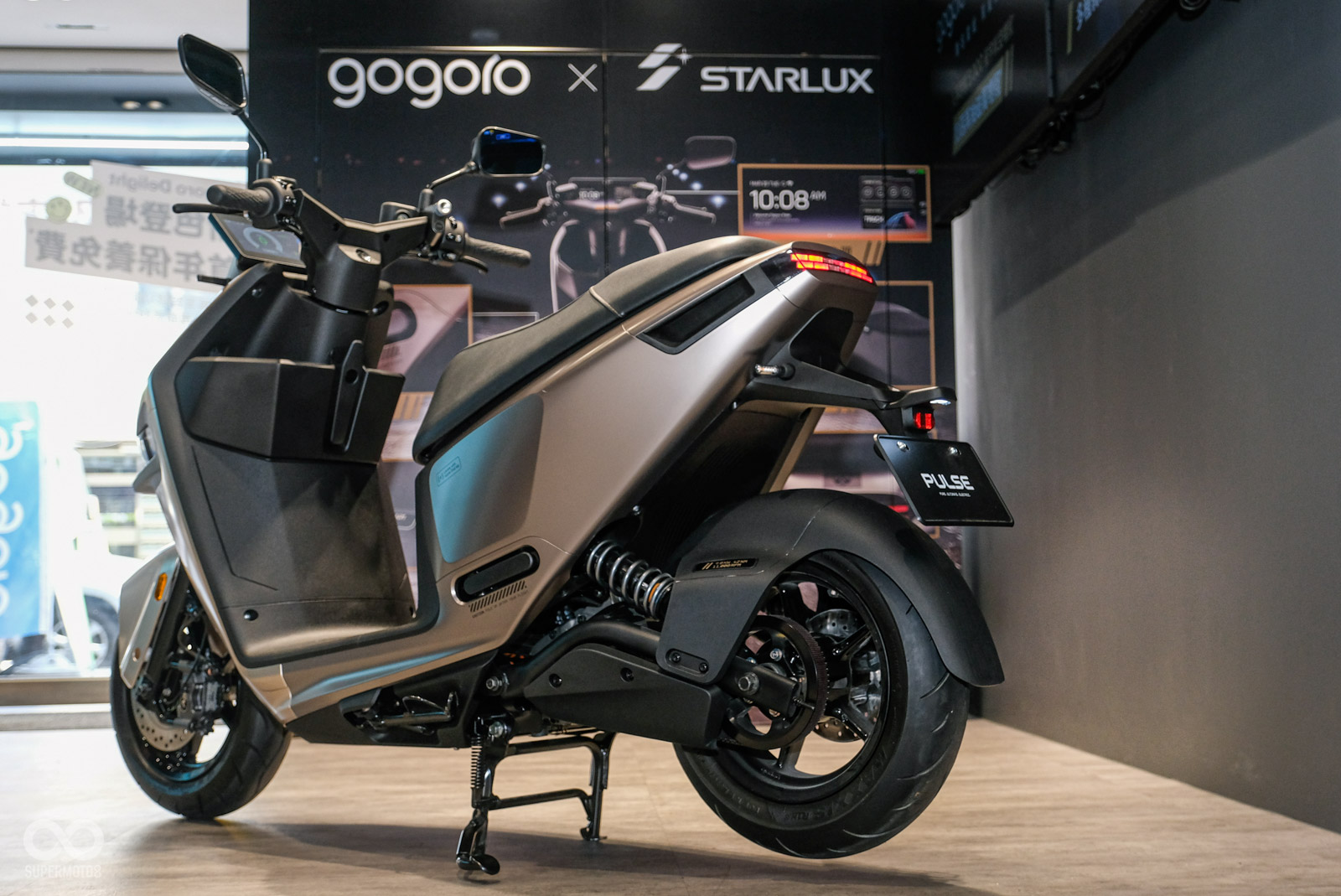 Gogoro Pulse Starwalker Edition 星宇航空特仕版 以金屬金車色呈現