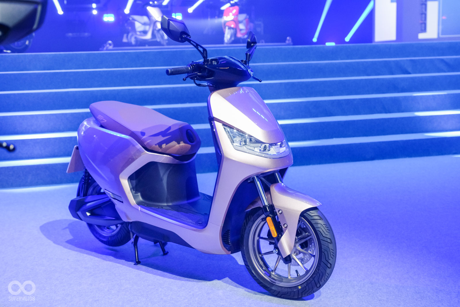 S7和S7R在外型上和S6很類似,在車身細節部分有所差異