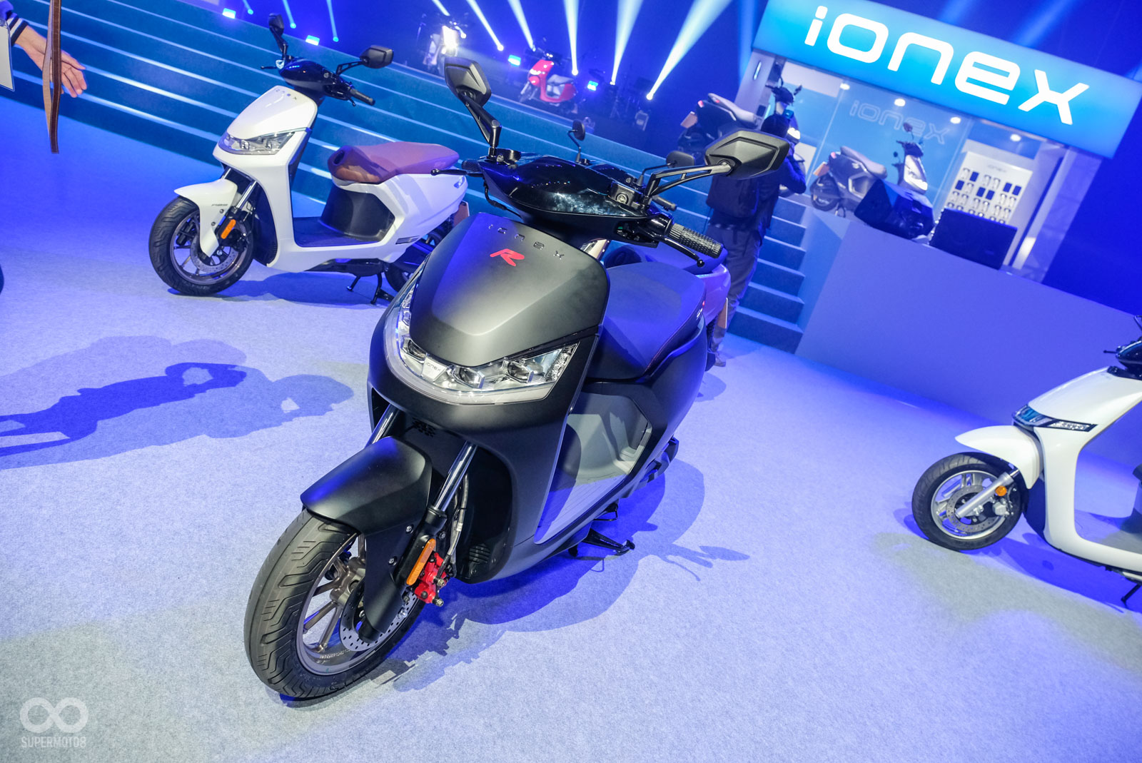 S7R使用更多紅色點綴出R版的性能感