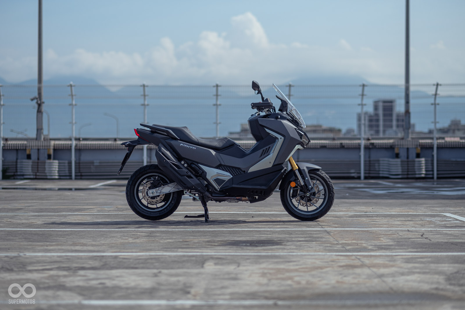 肌肉感飽滿的側面線條，讓ADXTG看上去就像一頭兇猛的野獸一樣