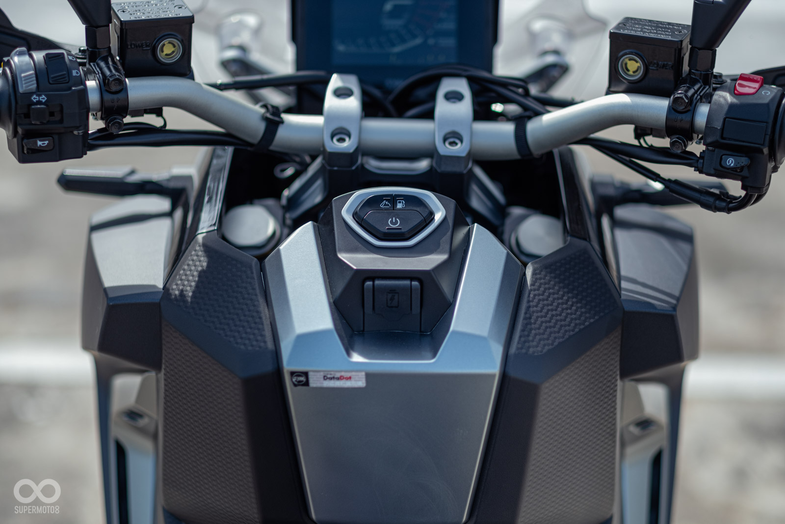 握把開關的設計相當就手、簡單明瞭