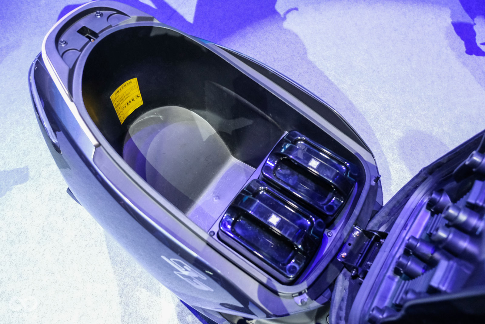 24L的車廂空間,能放入一頂全罩帽