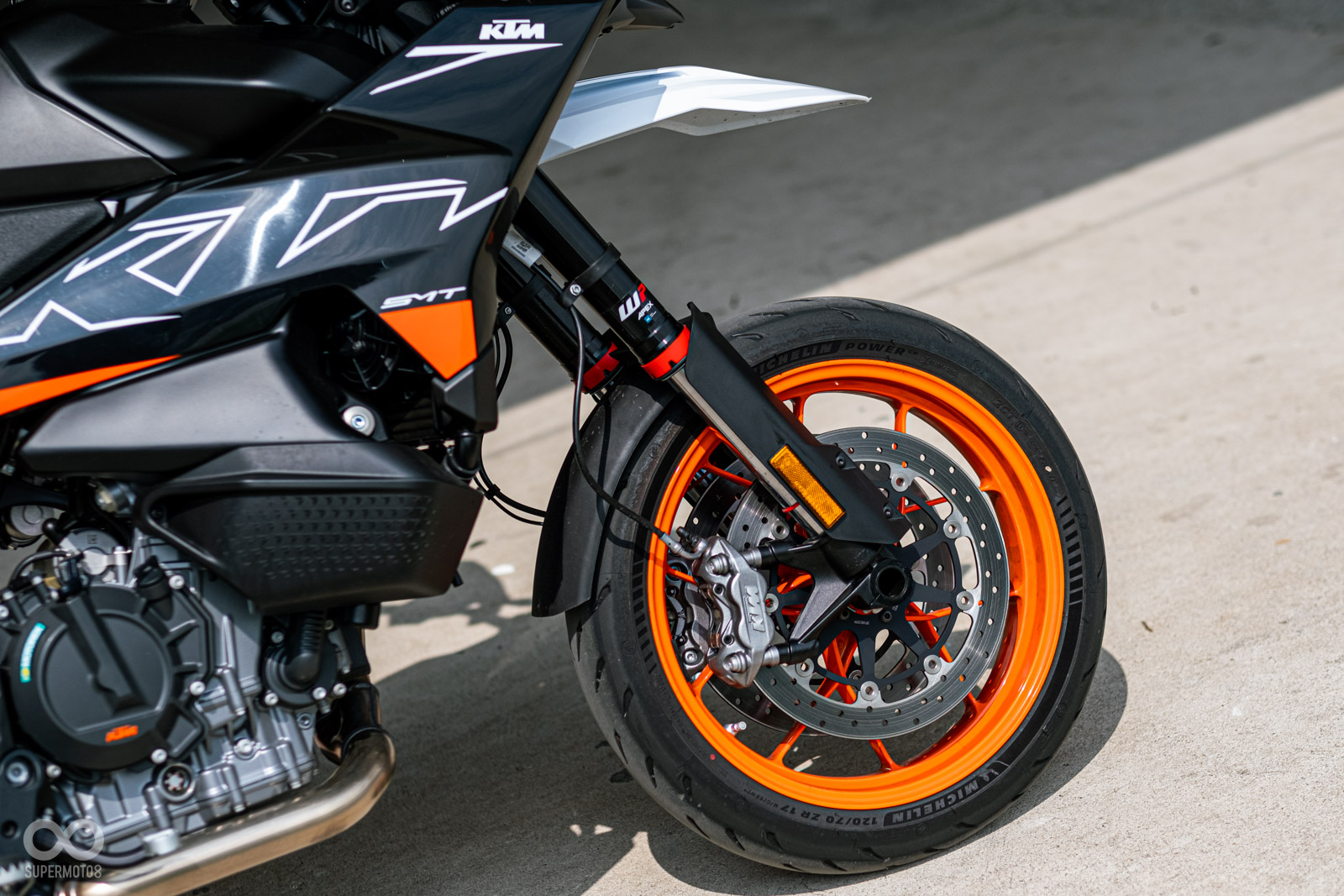 WP APEX 43mm 倒立式前叉,有壓縮、回彈可調,前後懸吊行程皆為180mm