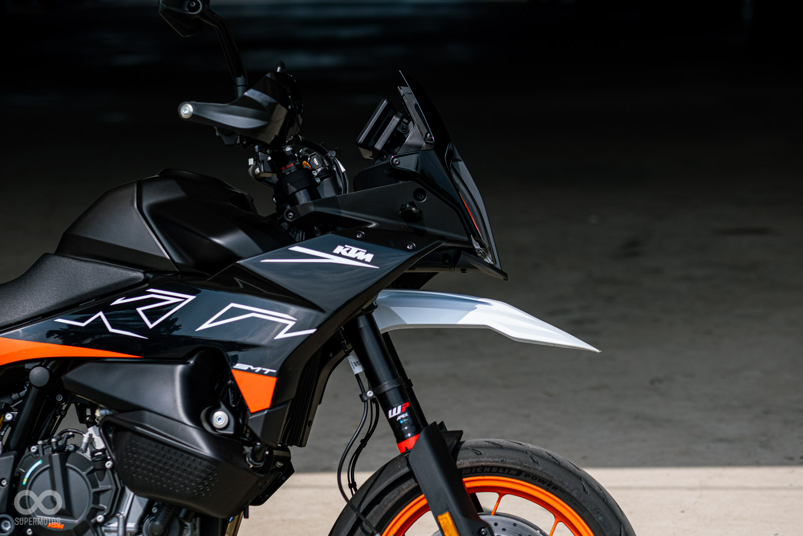 尖翹的長鳥嘴車頭,從側面看去很有氣勢