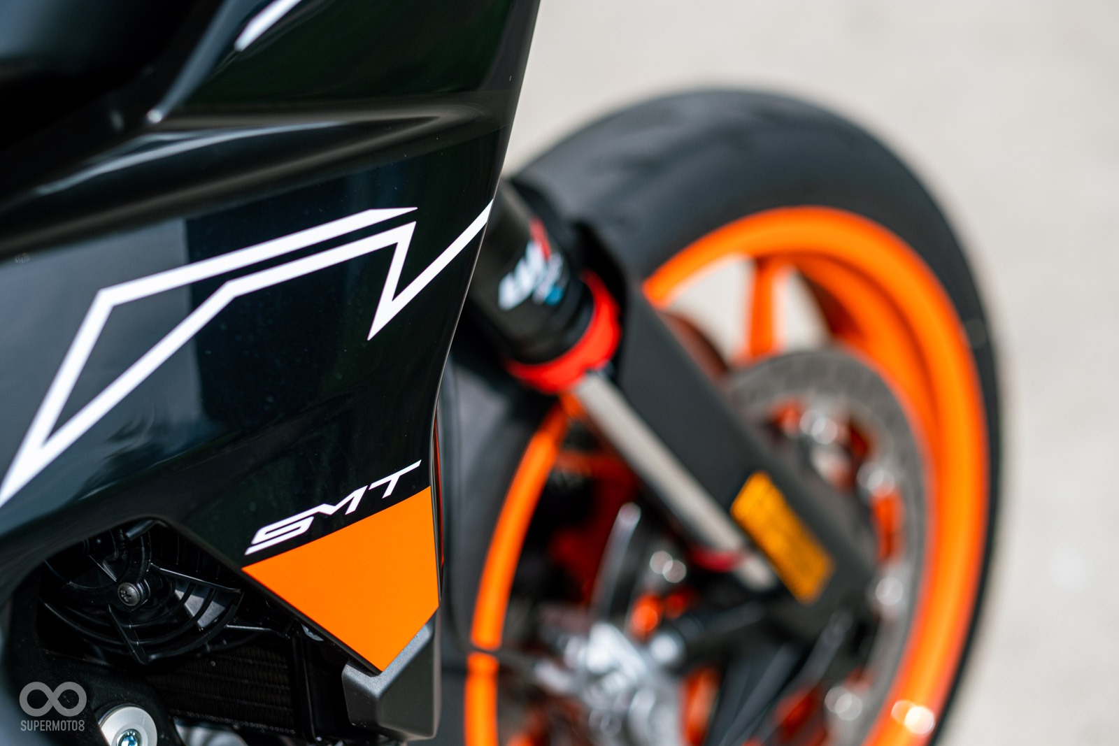 車身側面能看到SMT字樣