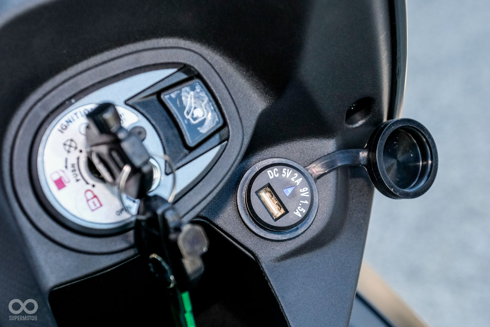 USB充電孔位於鑰匙孔旁,此為QC 2.0充電插孔