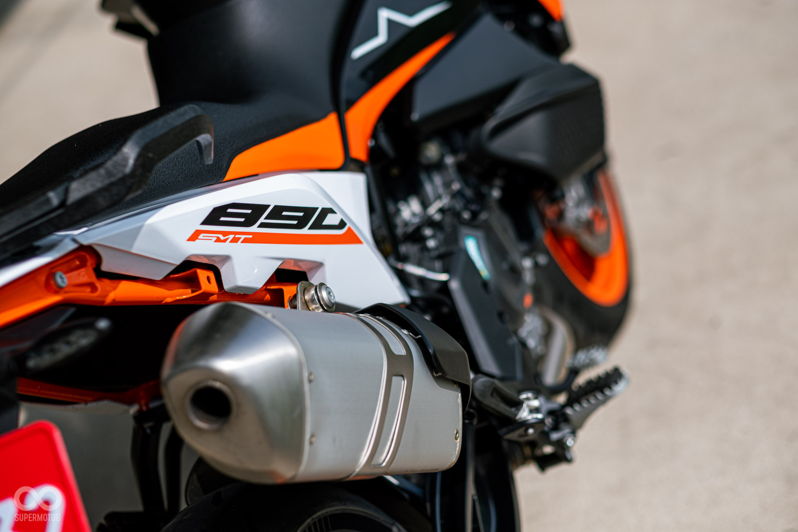 車頭和車尾都以加寬的側殼來強化890 SMT的肌肉量,讓整台車看上去更有氣勢!