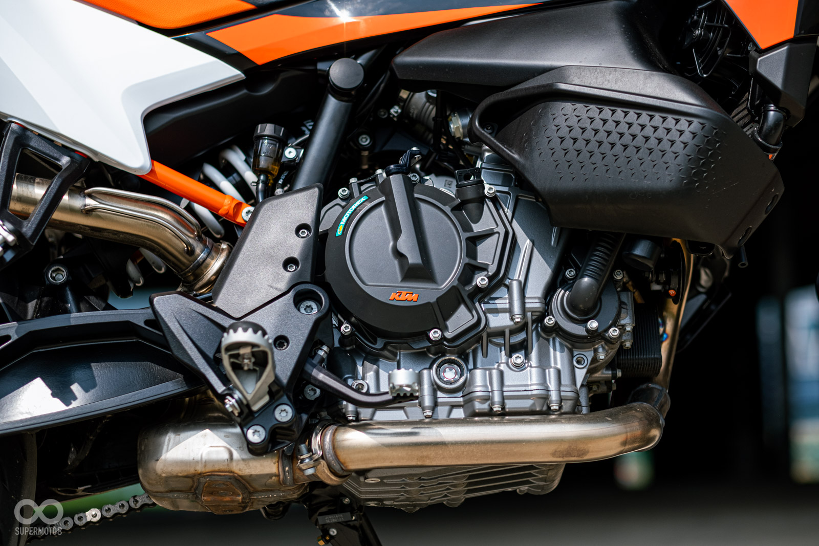 889c.c.的LC8c並列雙缸引擎,105PS的馬力和99Nm的扭力,對於KTM愛好者來說應該是在熟悉不過了