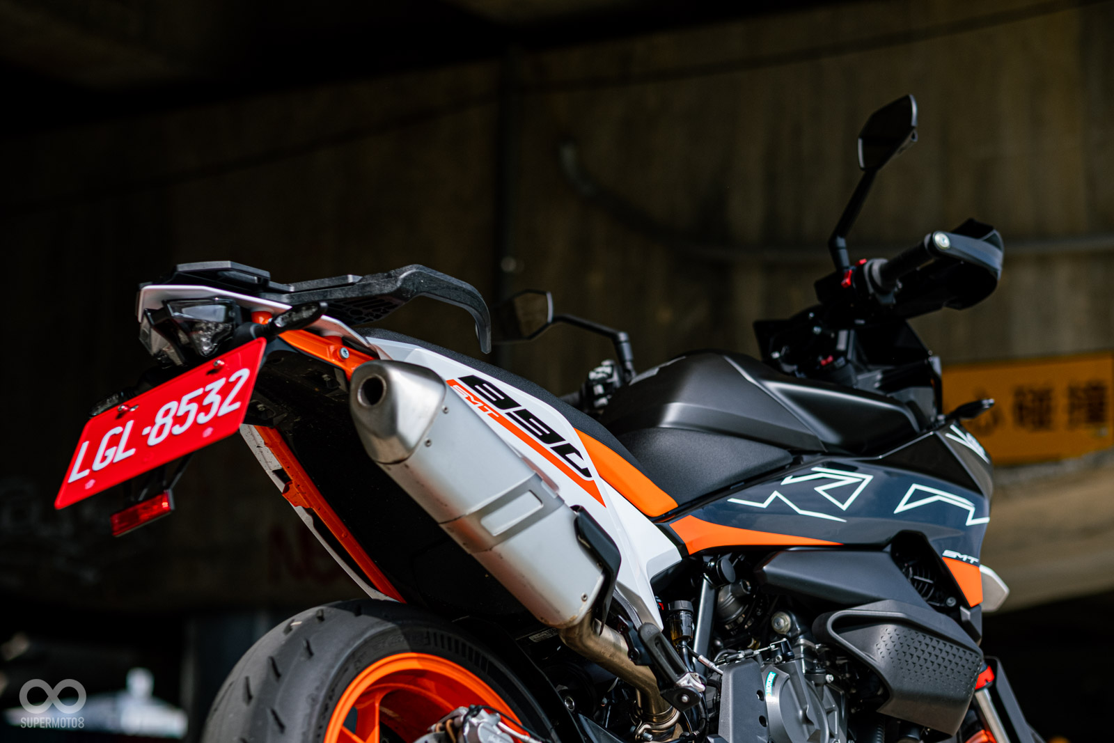 車尾燈設計相當簡潔俐落,配上造型略微浮誇的後扶手,從後方看去更有視覺張力!