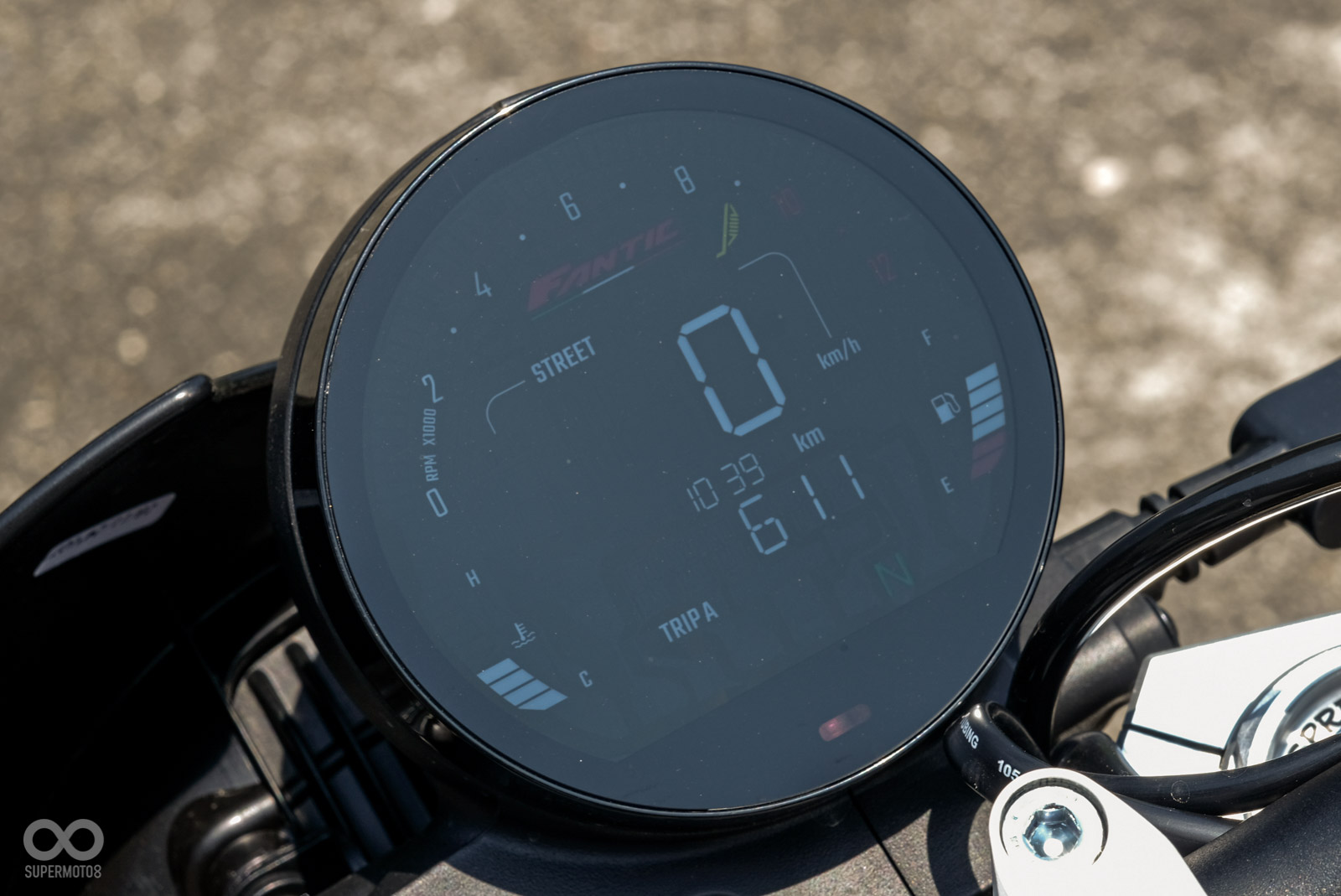 儀表配置彩色LCD儀表,單圓錶設計相當簡潔