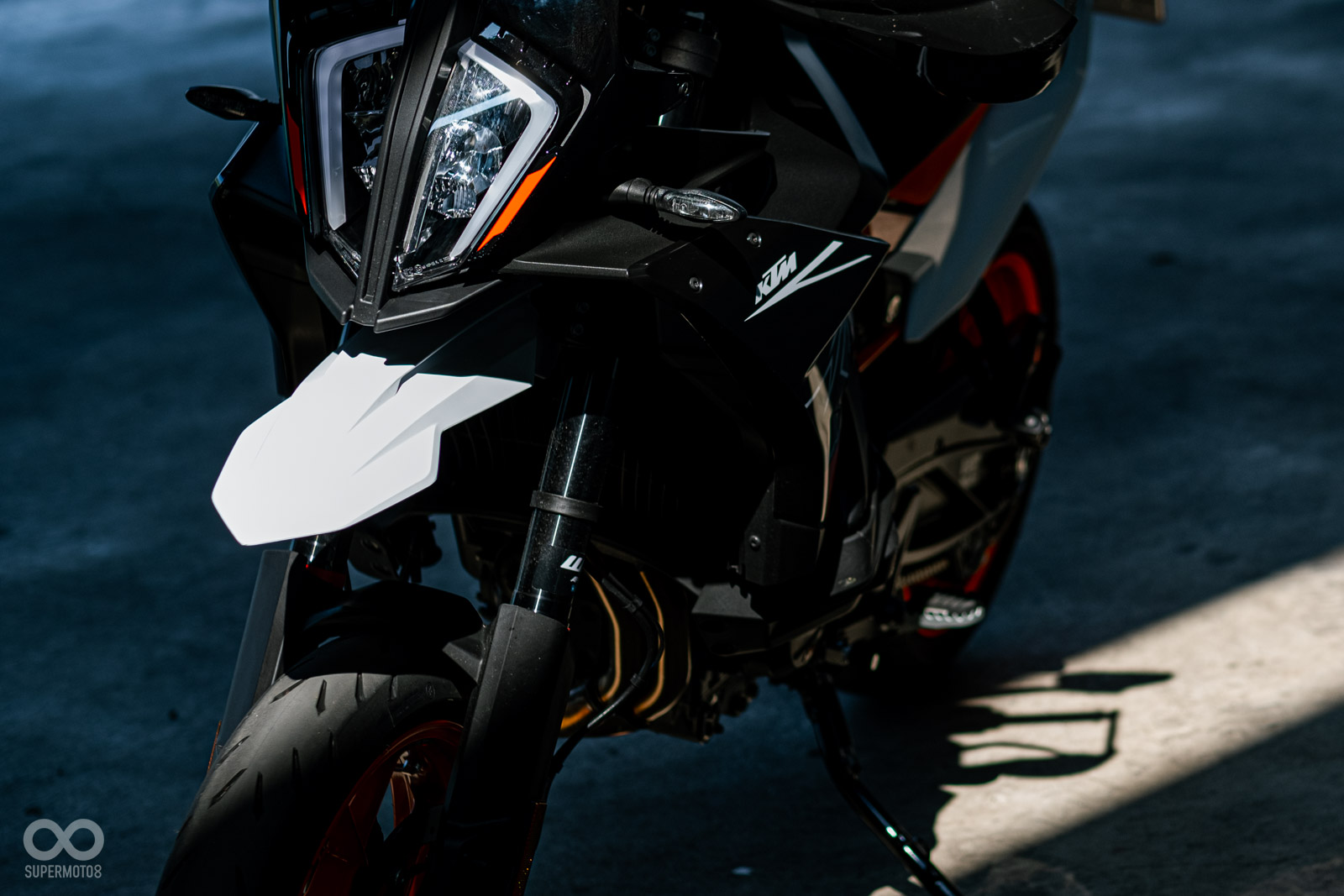 來自890 ADVENTURE的大燈和鳥嘴,給予890 SMT濃郁的跨界氣息