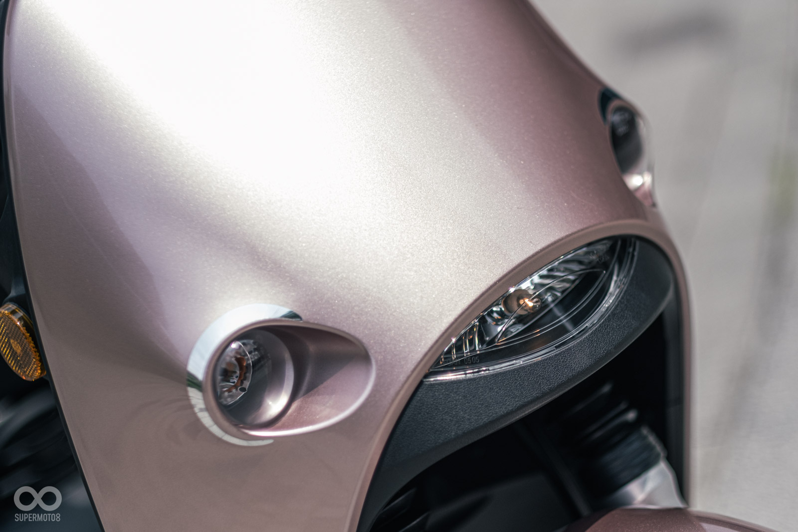 車頭正面的燈具佈局相當有趣