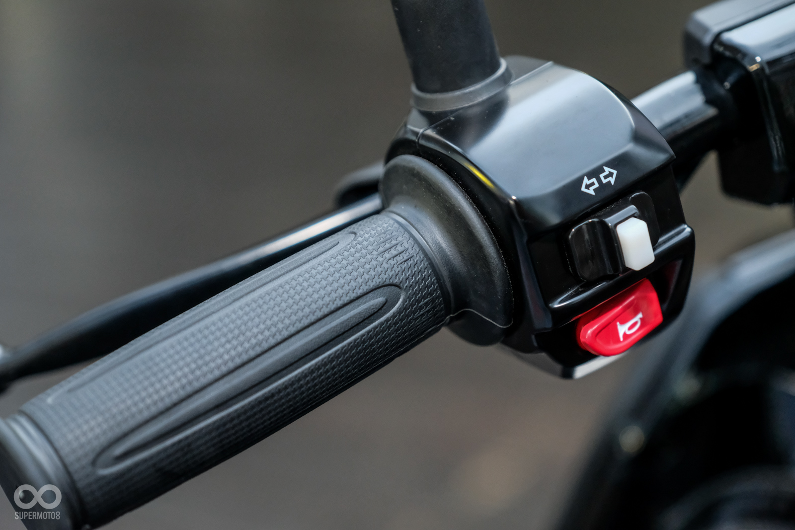 車輛進遠燈開關位於傳統大燈開關位置