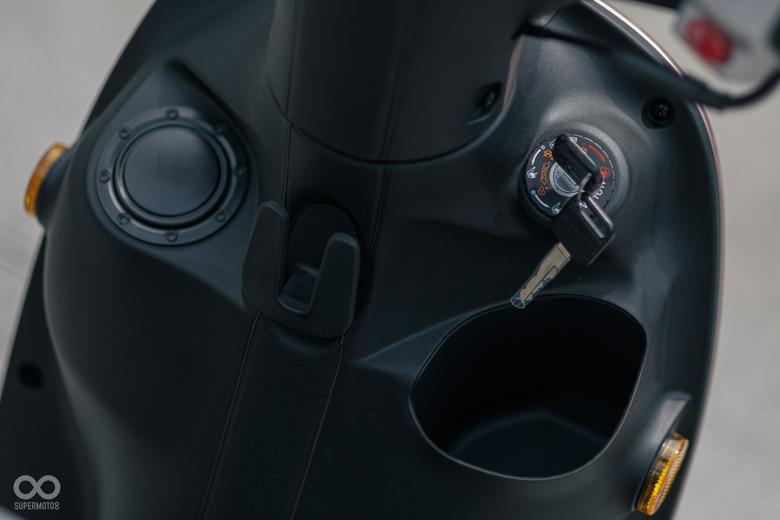 前面板內除了有可容納700c.c.飲料的手套箱外，還有便利的掛勾