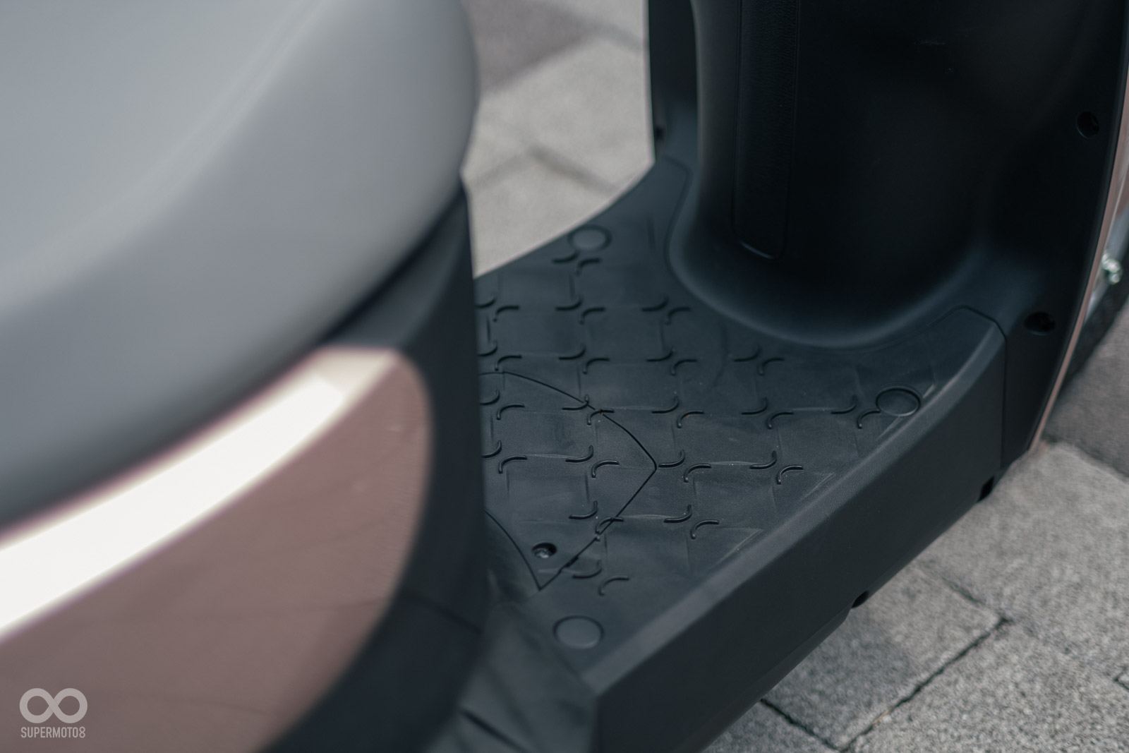 腳踏空間還有特殊的壓花增強止滑表現