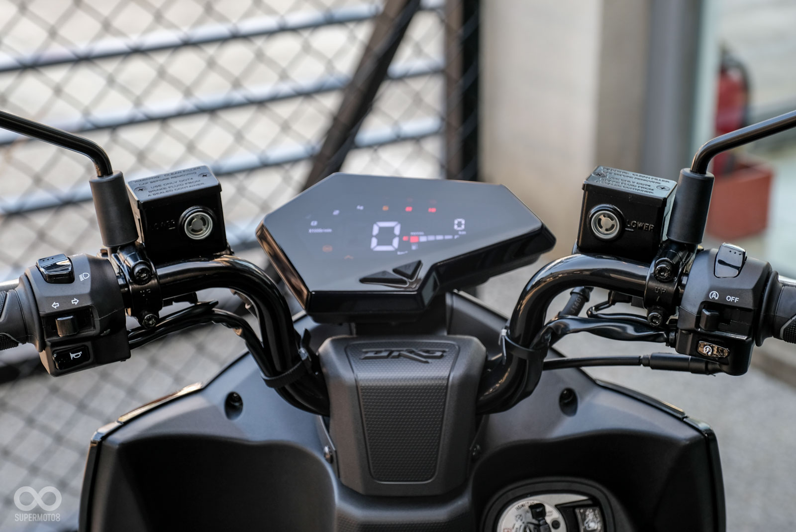 全液晶LED儀表,並在把手左側設有警示燈開關