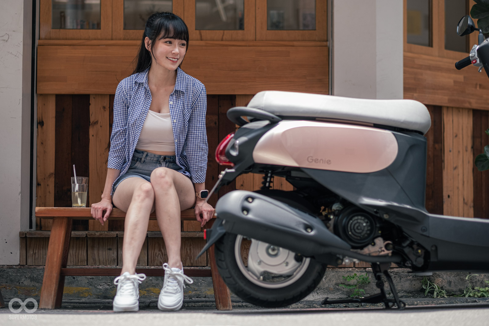 車身側面以烤漆與膠殼交疊，創造出更豐富的層次感