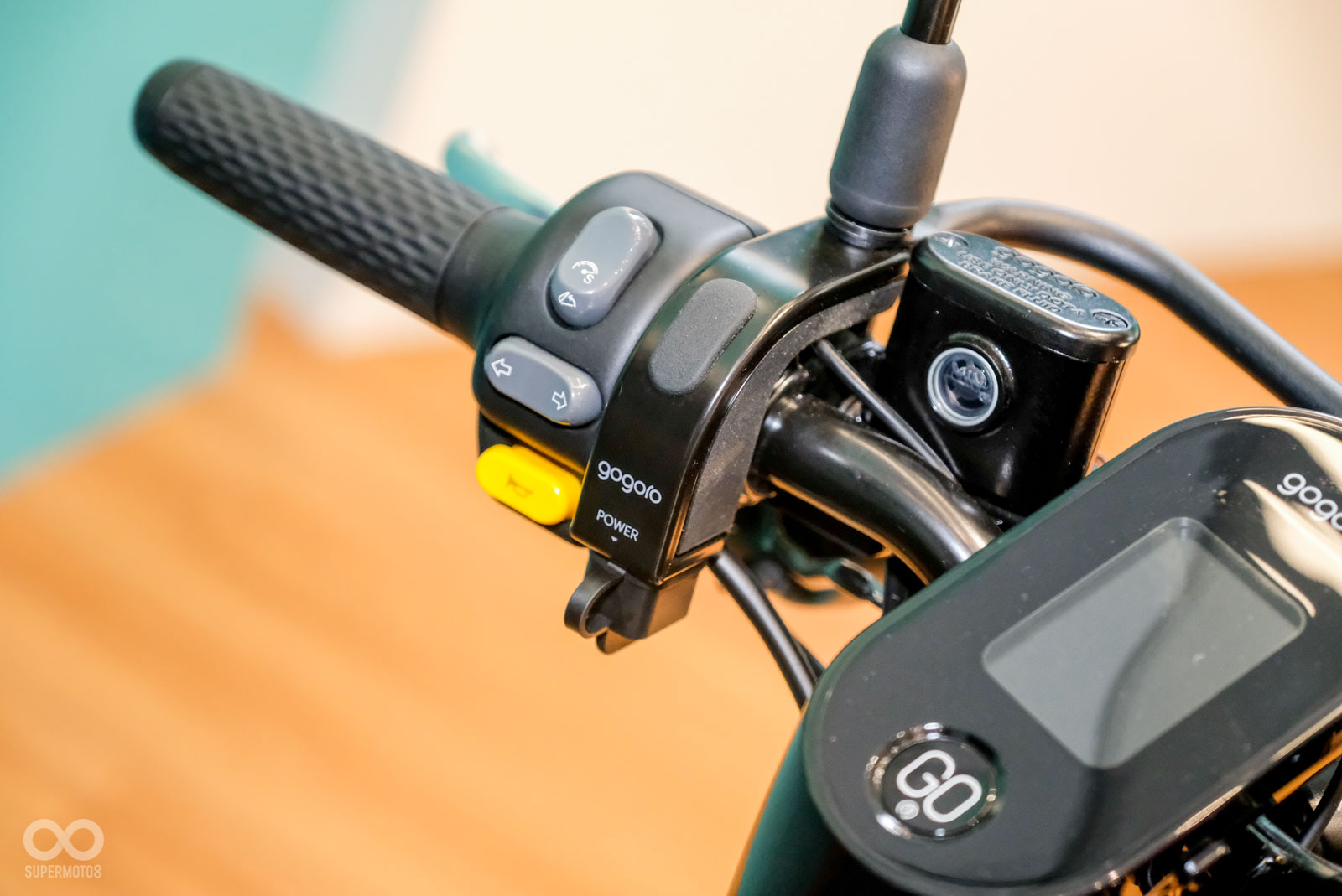 儀表上方提供無線充電手機架,左手把也提供USB插孔