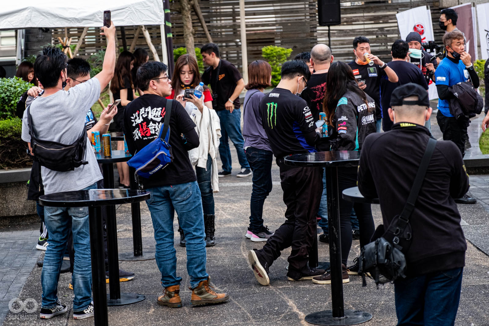 除了躺椅之外,還有高腳桌方便車友們用餐