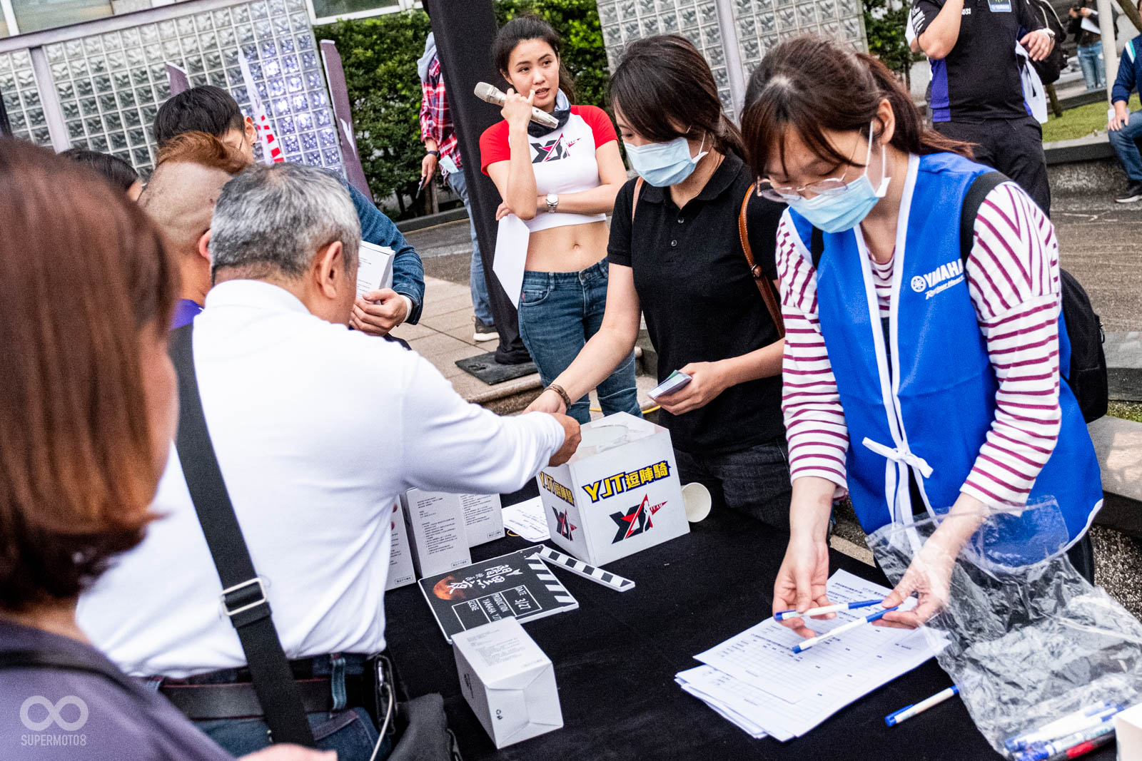 現場填寫問卷之後,就能兌換摸彩卷