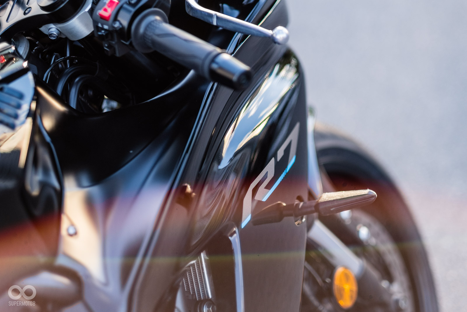 YZF-R7的車身線條相當有跑格，上頭也印有R7字樣點綴