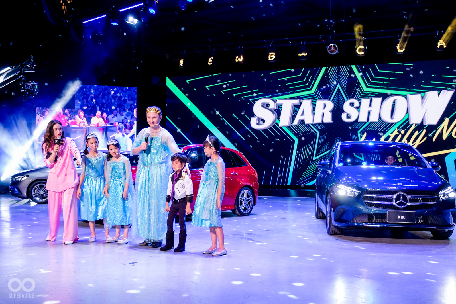 歌手Hush也來到現場演唱,另外也有裝扮成Elsa的爸爸帶領女兒表演