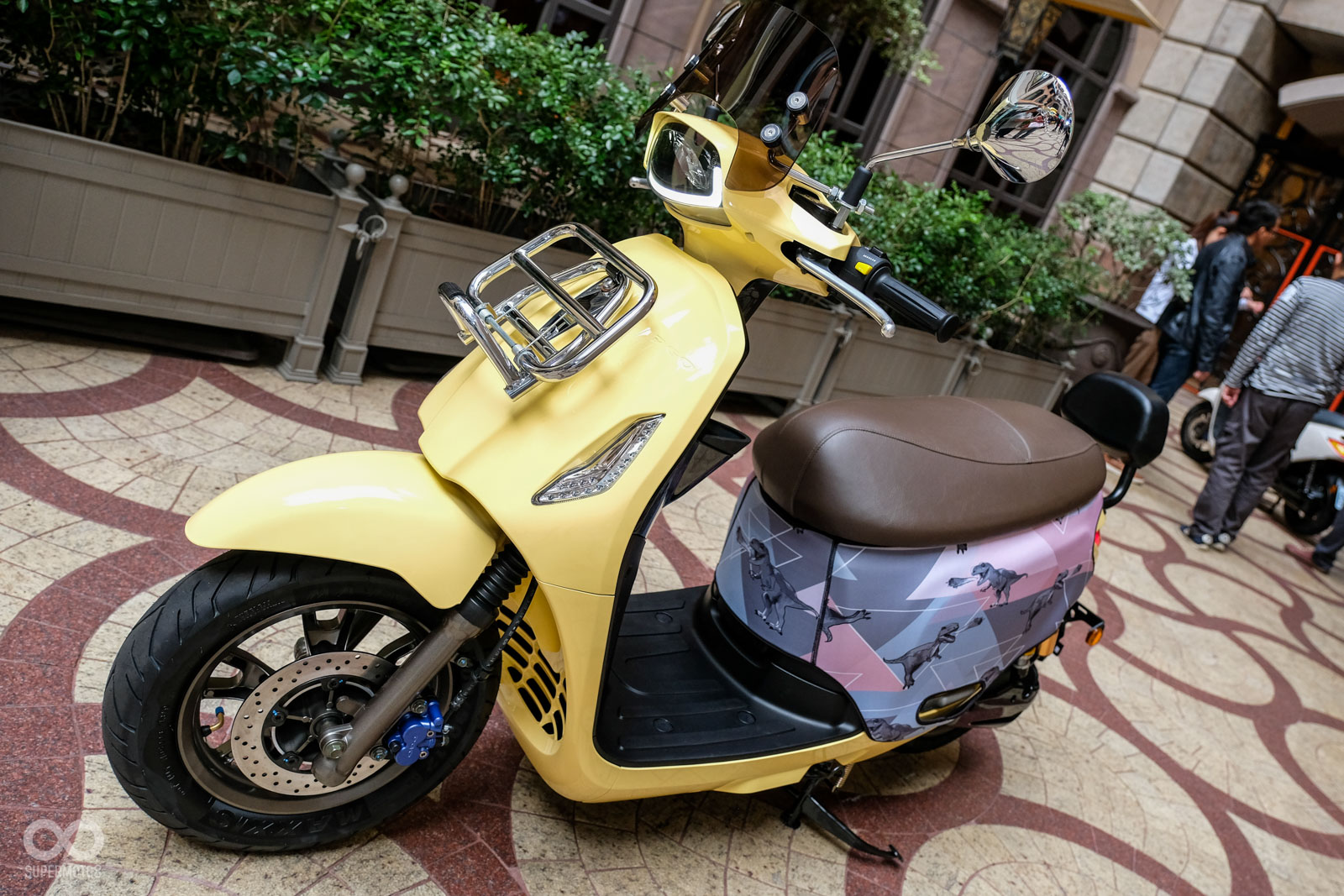 今天現場也擺出一台PGO Ur1特仕車，可以看到車頭加上了置物架與風鏡，車身更披上改裝常見的防護車套