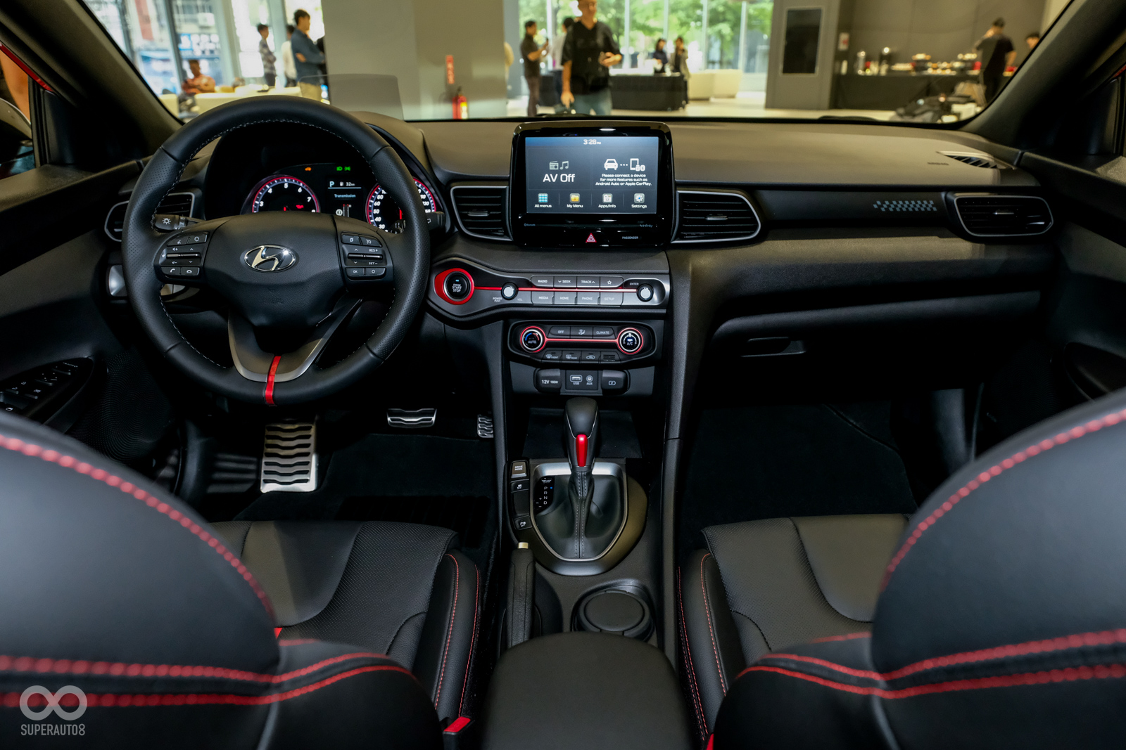 車艙透過造型、飾條呼應外型的運動風格