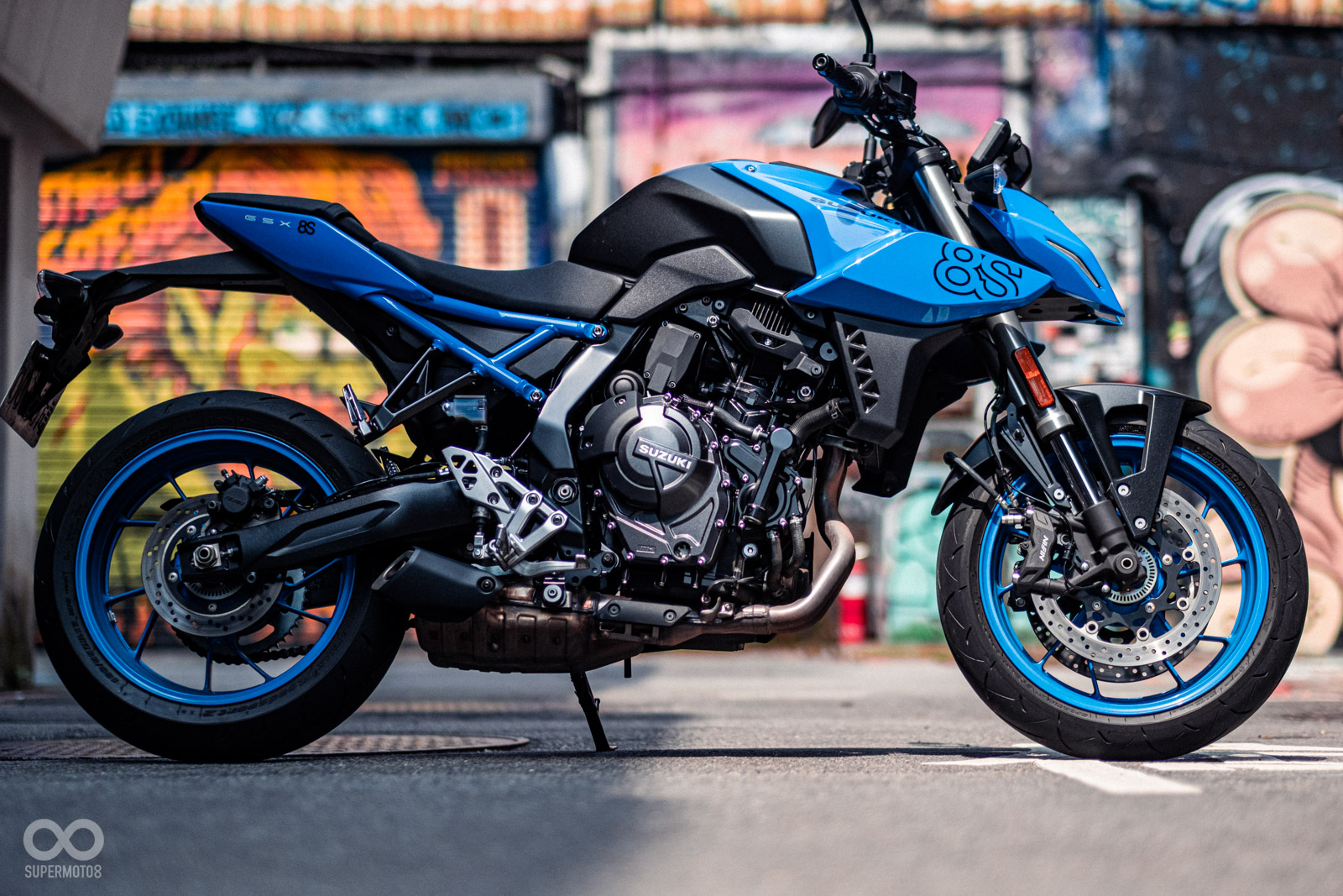 更為飽滿、肌肉感的油箱線條與跳色組合,給GSX-8S動感的視覺感受