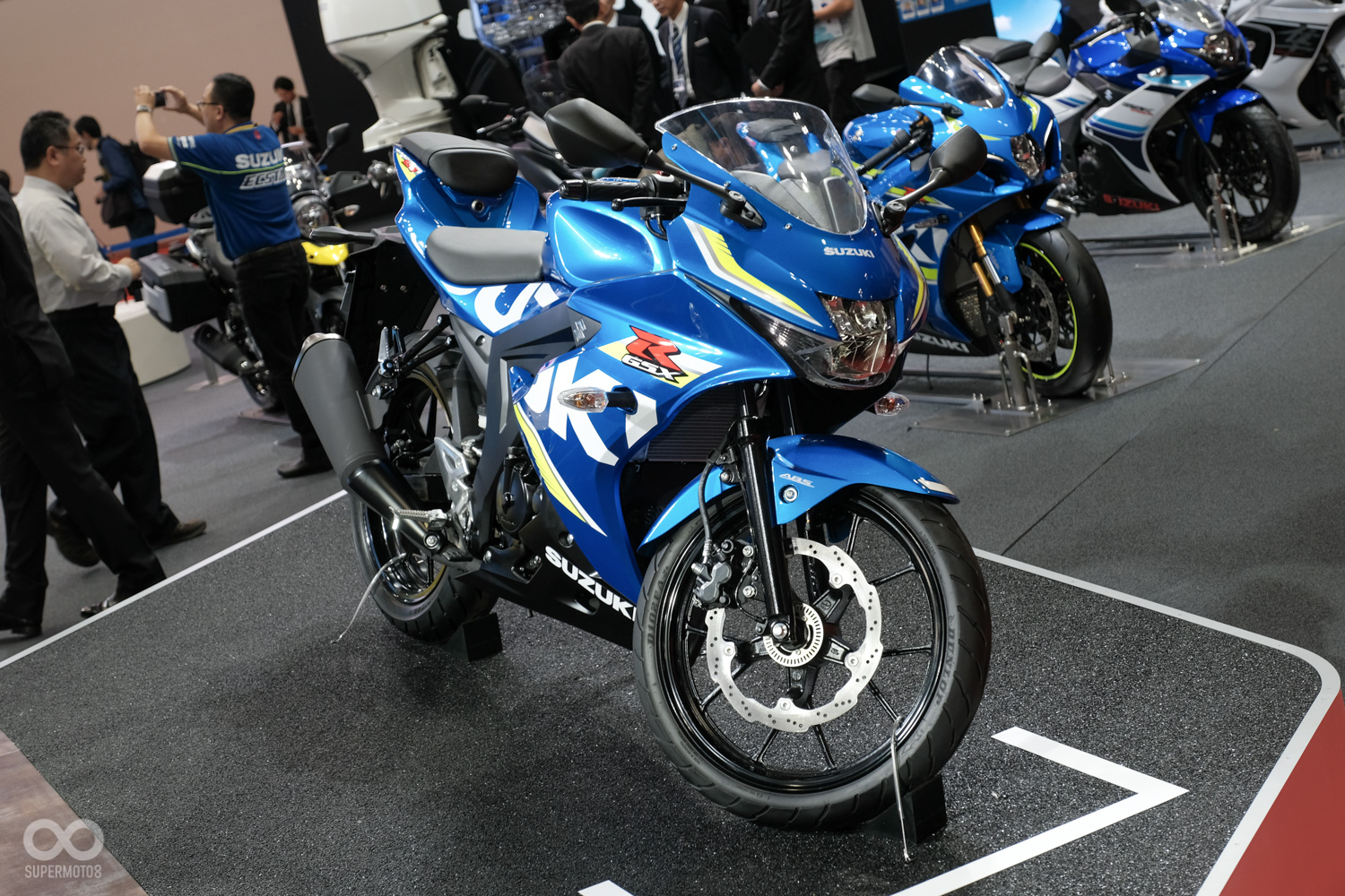 當家跑車家族由GSX-R1000R領頭一字排開，身後的分別是GSX-R250與大家都非常熟悉的GSX-R150小阿魯