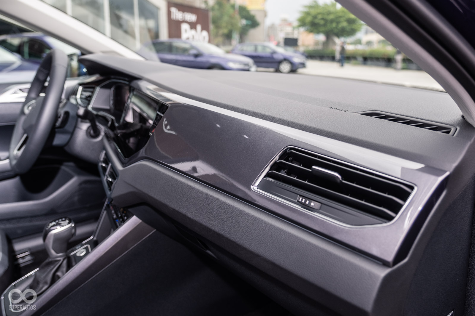 中控臺上方塑料改為軟質提升質感