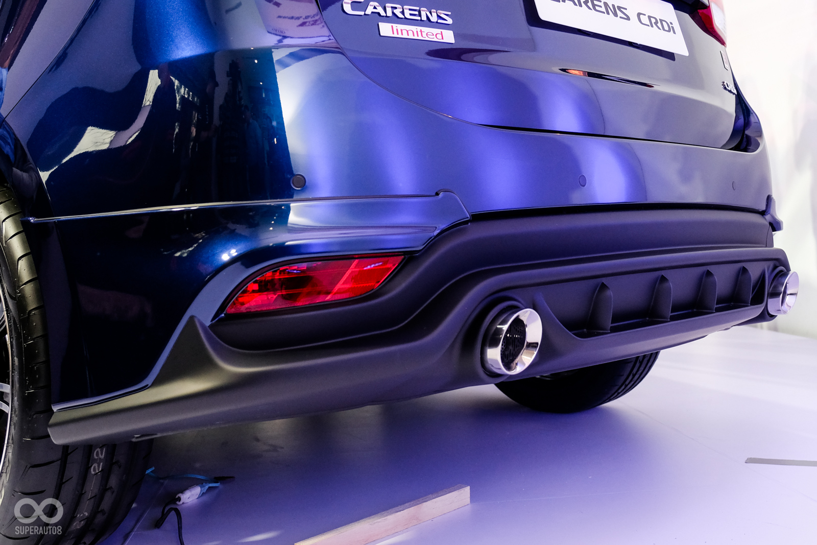 前、後保險桿搭配全新設計空力套件，後雙尾管設定讓Carens更具跑格