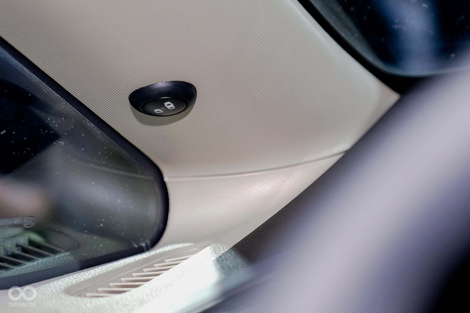 本次改款的一大重點之一，三合一盲點偵測系統，指示燈位置安裝在A柱上方