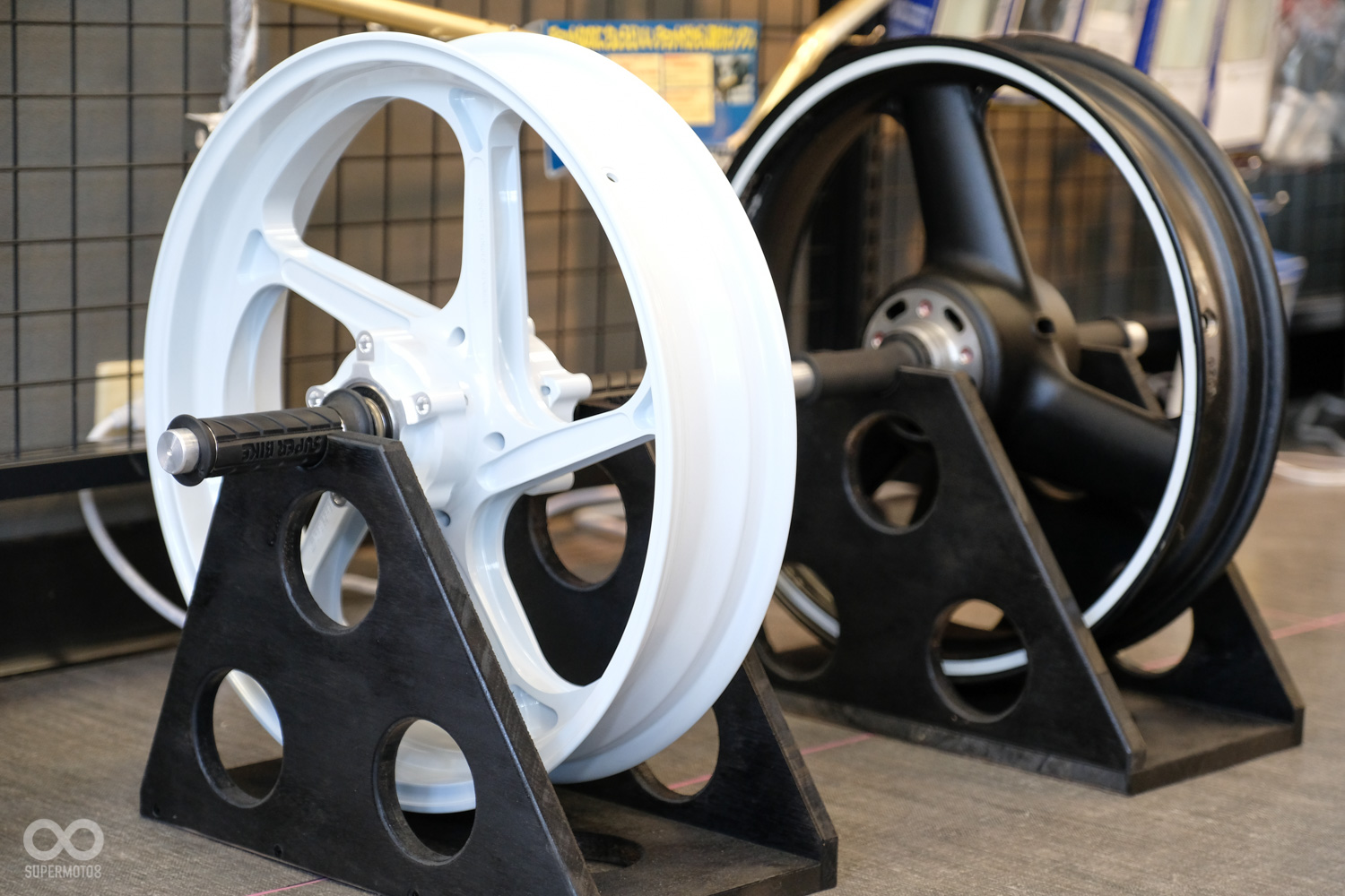 除了提供各種樣式的精品匡,現場也做了體驗區,讓大親身的體驗輪匡減輕後重量所帶來的差異