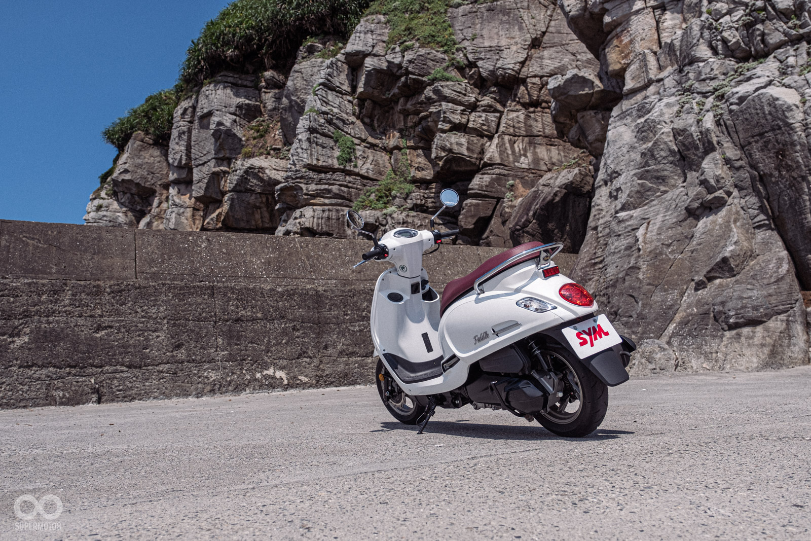 磺港安檢所旁的堤岸有粗獷的岩壁，與人造的水泥牆面形成反差