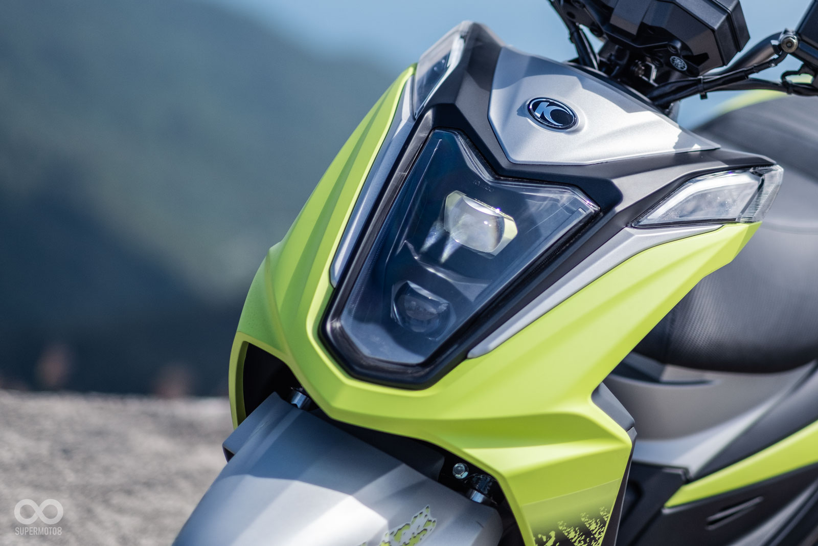 頭燈採用上下疊層設計,左右兩側有方向燈與定位燈