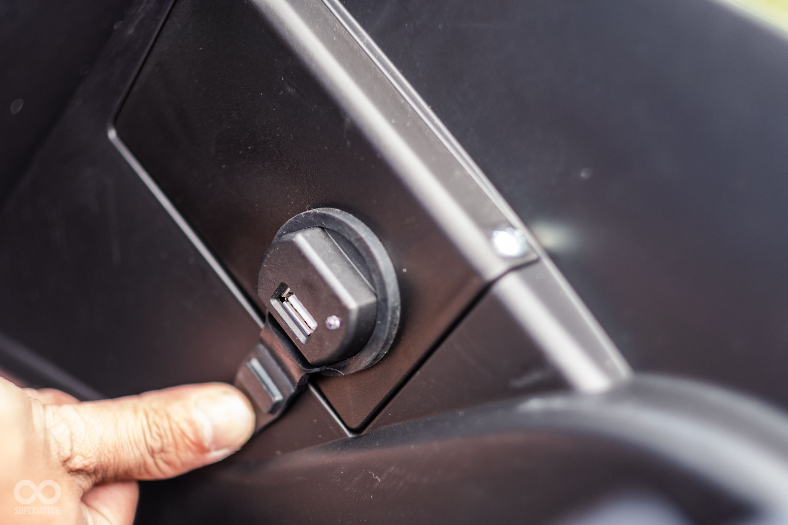 前面板、車廂內各有一個USB插孔