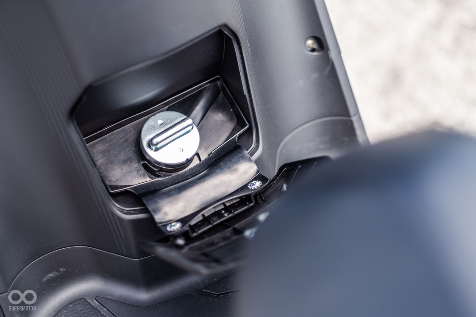 加油孔位於前面板下方,油箱高達8公升