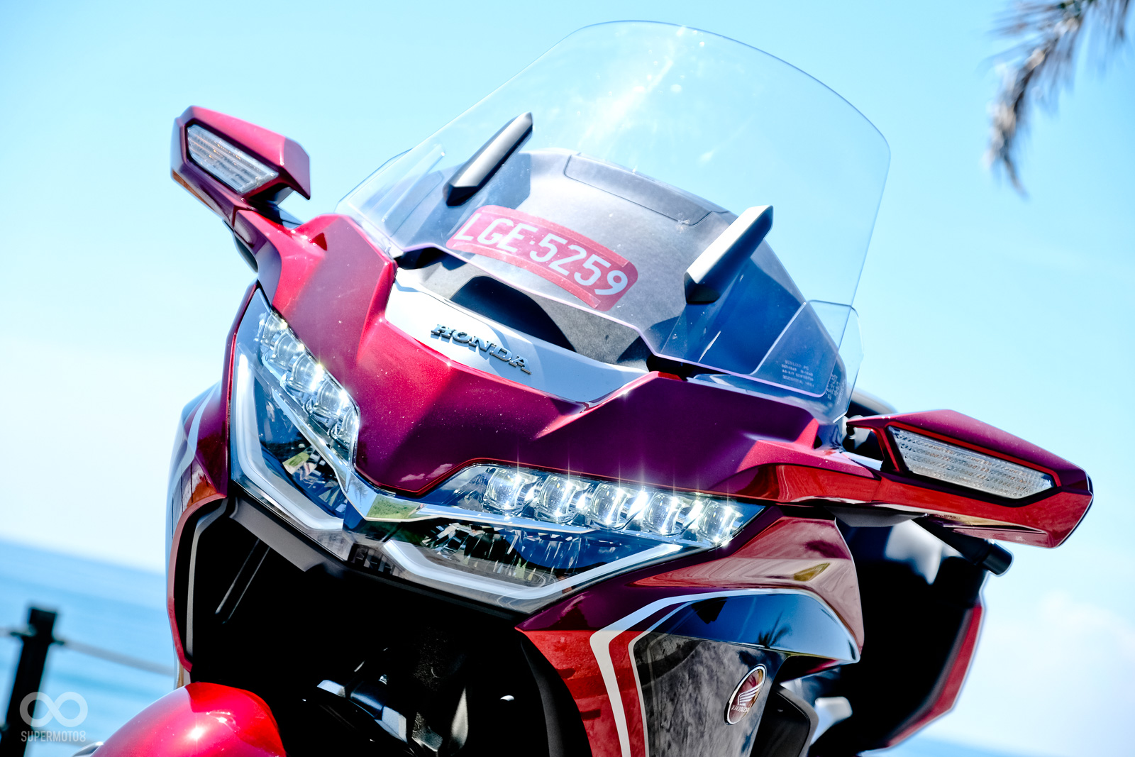 大量地LED魚眼燈組，呈現出霸氣的車頭氛圍