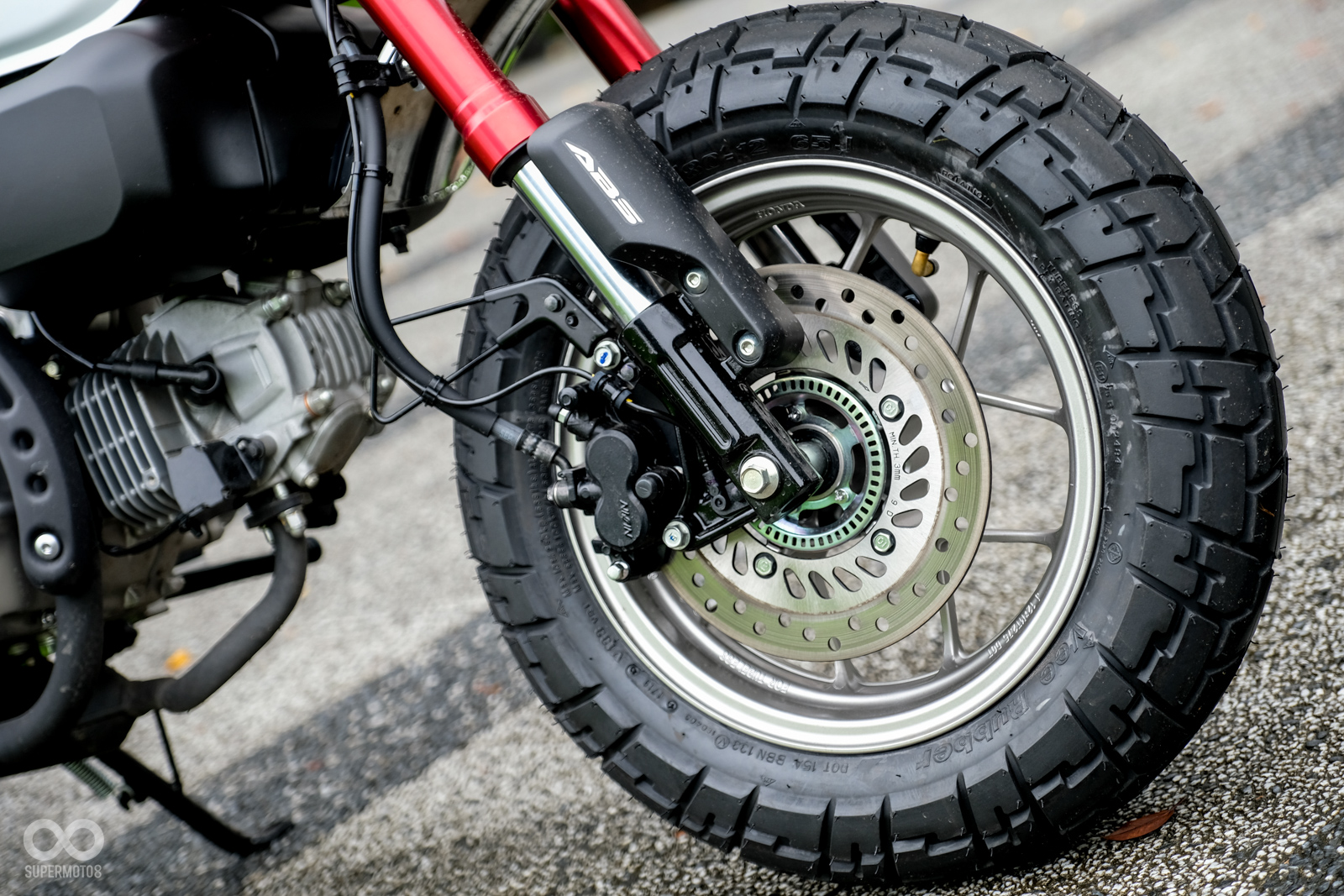 前後輪皆配有碟煞,但僅有前輪有ABS防鎖死煞車功能,這也使得MONKEY 125還能享受後輪鎖死的樂趣