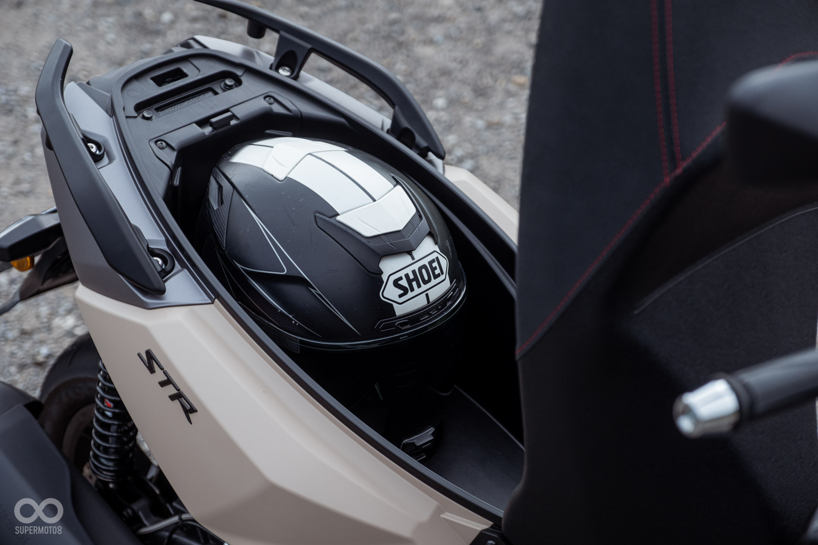 大帽體的Shoei安全帽輕鬆放入