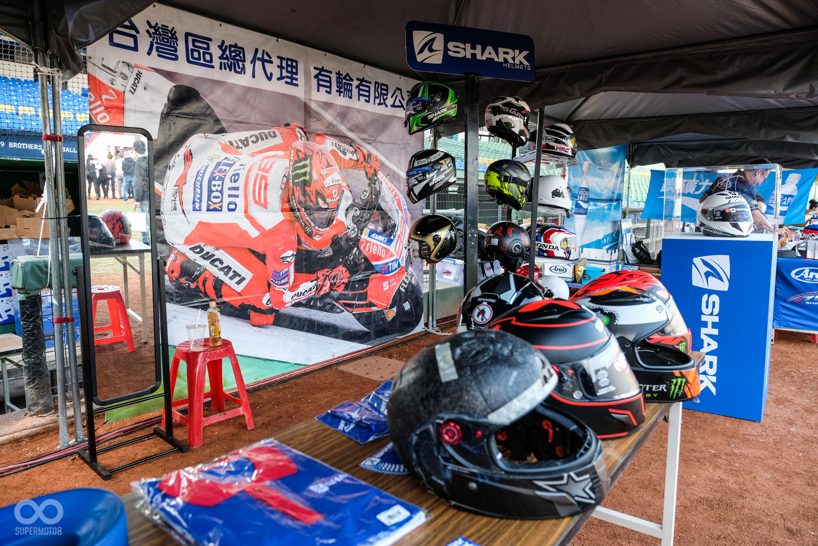 SHARK攤位有展出認證測試帽，讓大家暸解安全性