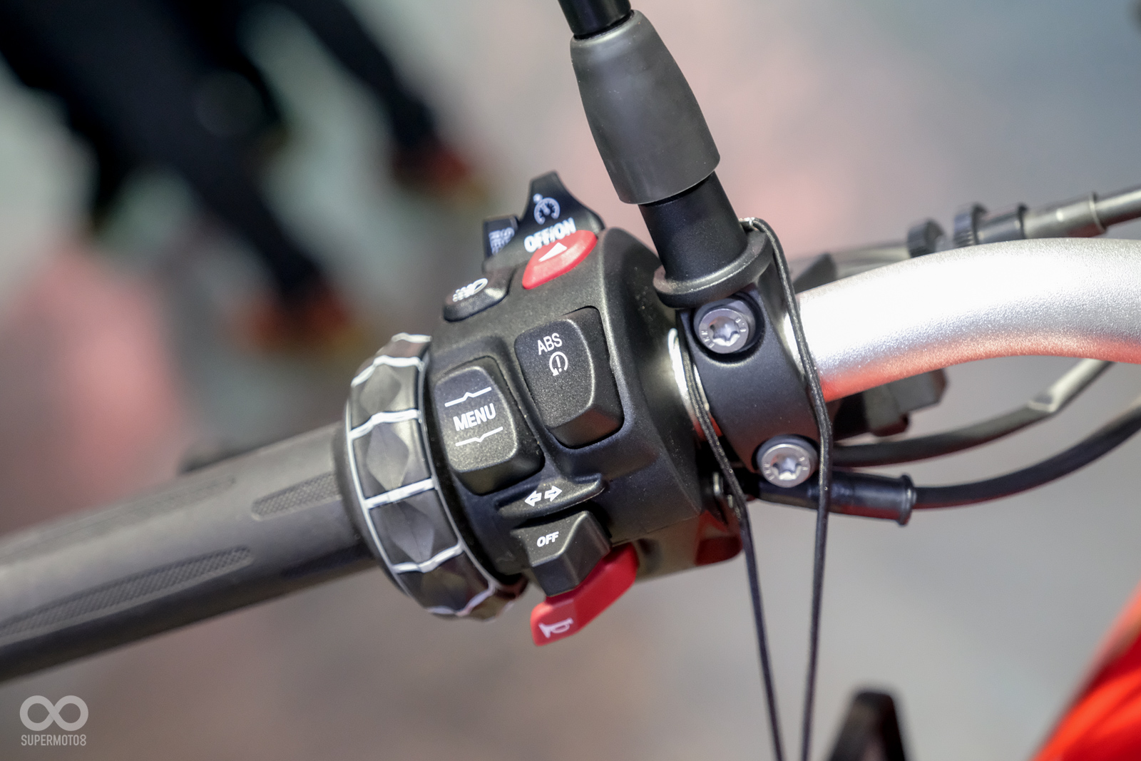 透過左手開關能操作多功能的車載系統