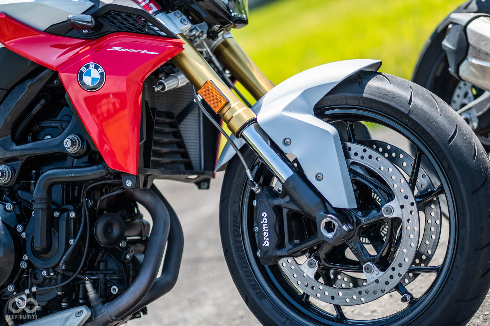 43mm倒立式前叉，為全不可調設定；煞車為Brembo雙輻射卡鉗