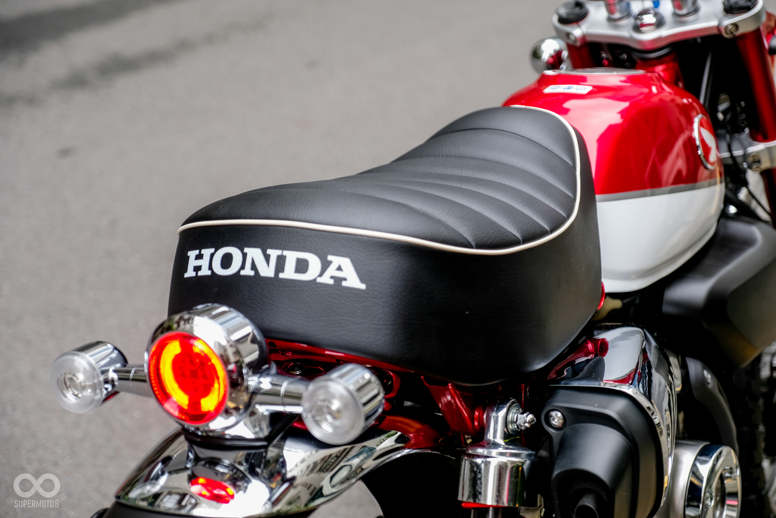 車上可以大量見到鍍鉻件,全車光源皆為LED