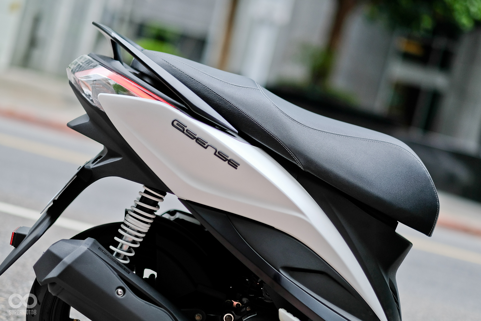 車測線條捨棄過往的張牙舞爪，改以優雅的弧線呈現