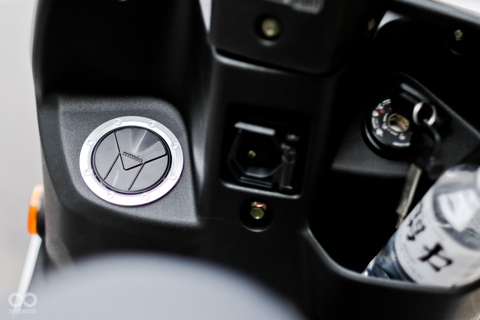 前置物空間集中於右側，另一邊則為加油孔