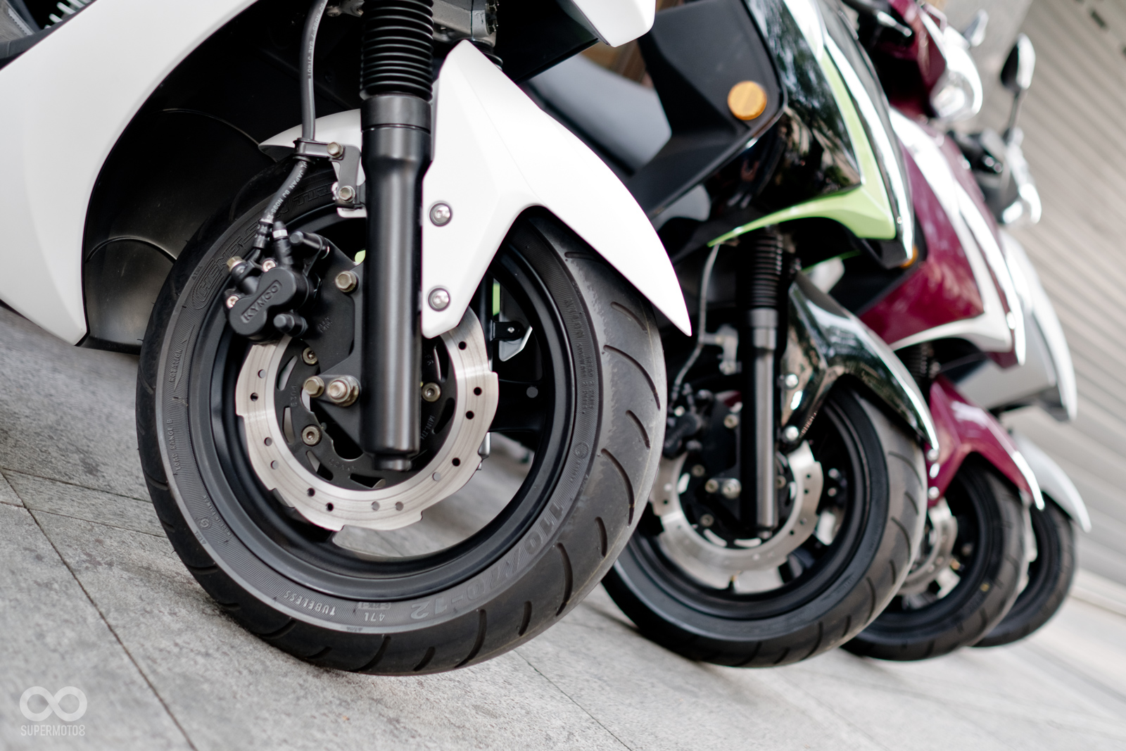 前220mm浪花碟與33芯前叉，兼具美型與運動性能