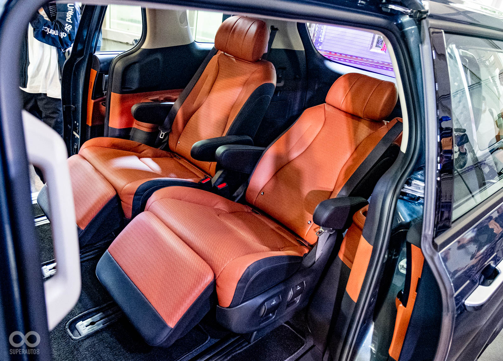 Ottoman通風電動按摩座椅,下方還有電動腿部支撐,讓頂級買家能享受極致奢華